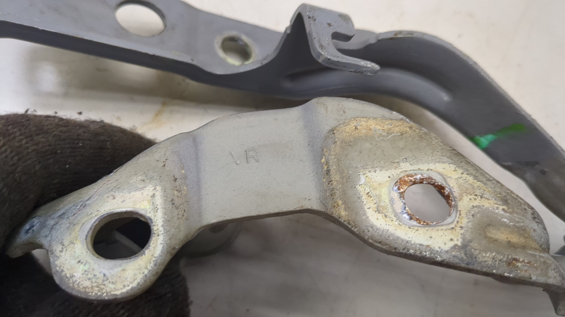 Петля капота правая