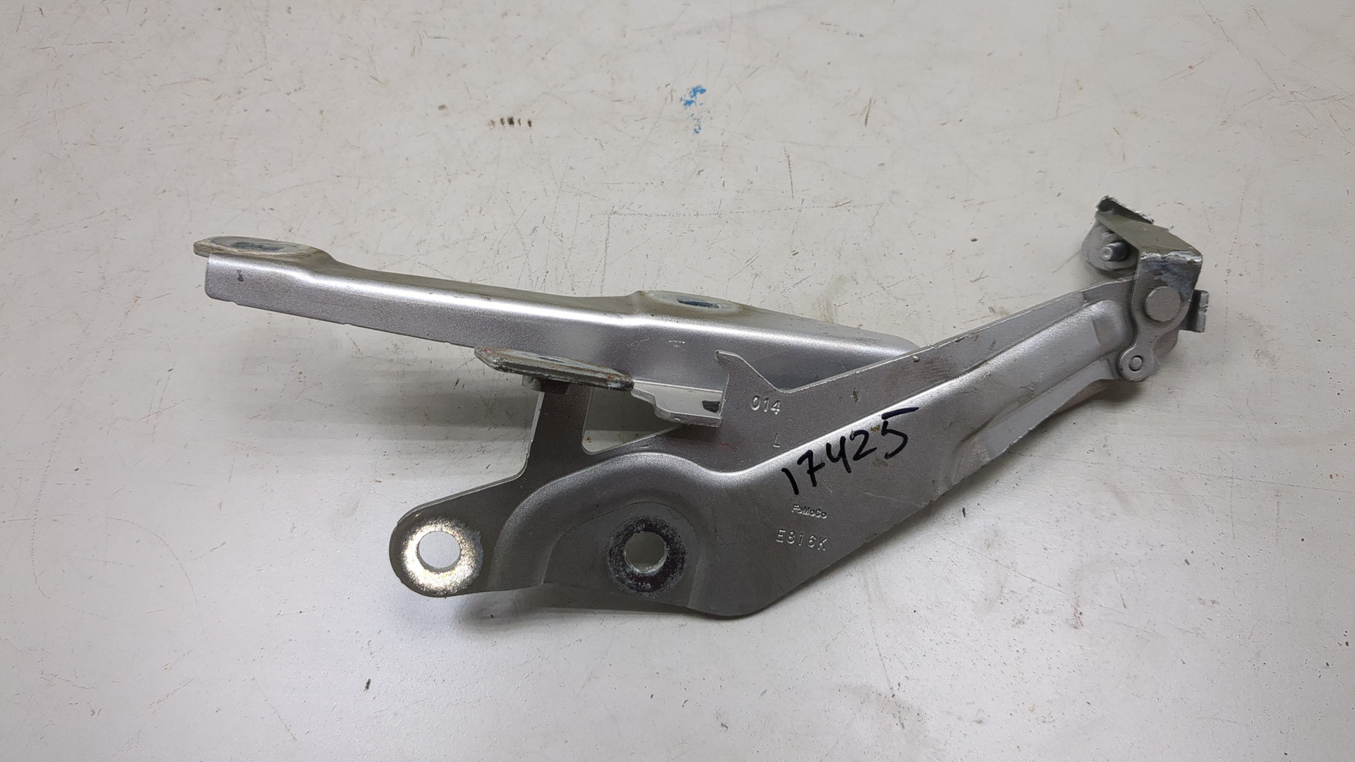 Петля капота левая