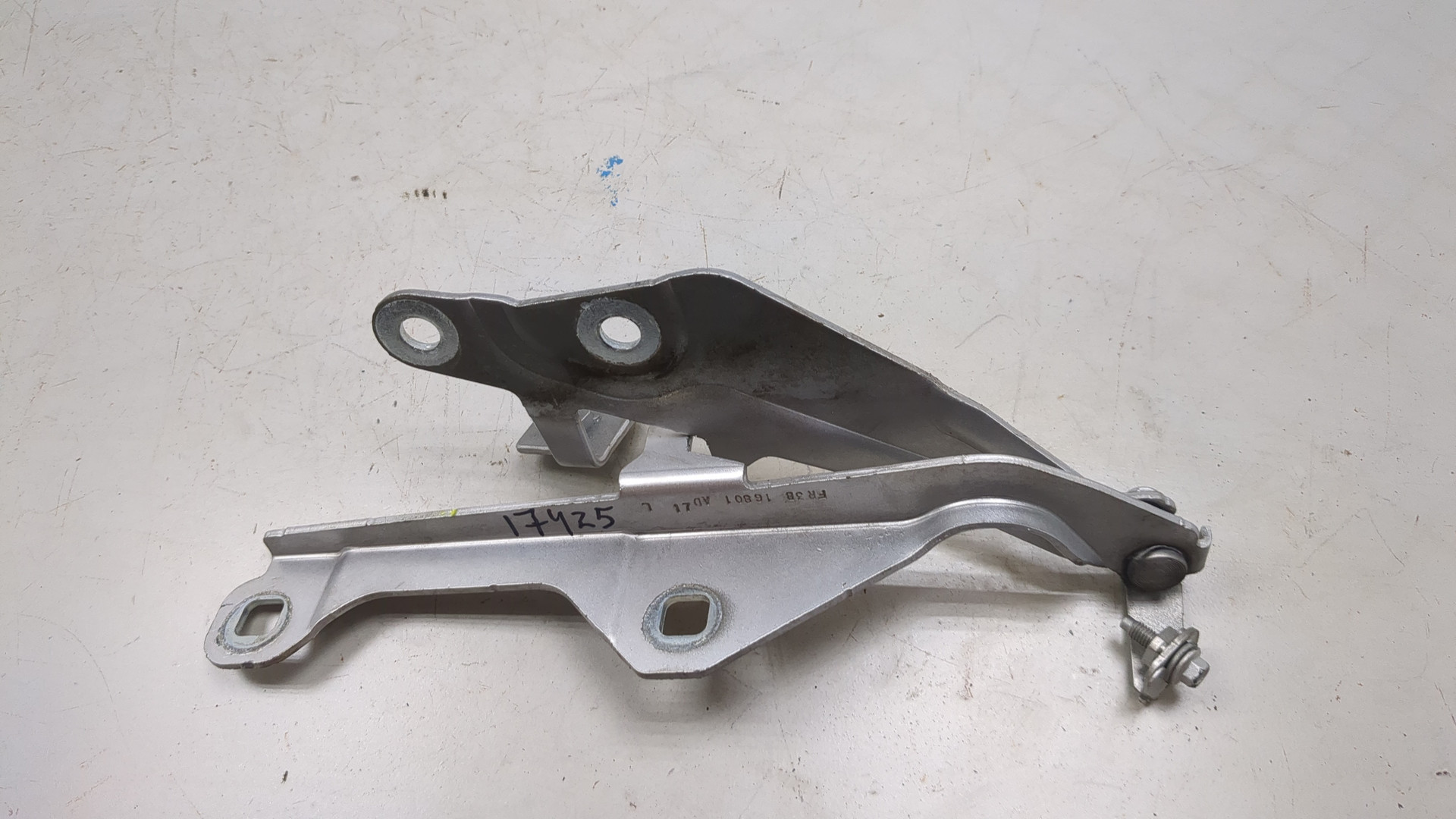 Петля капота левая