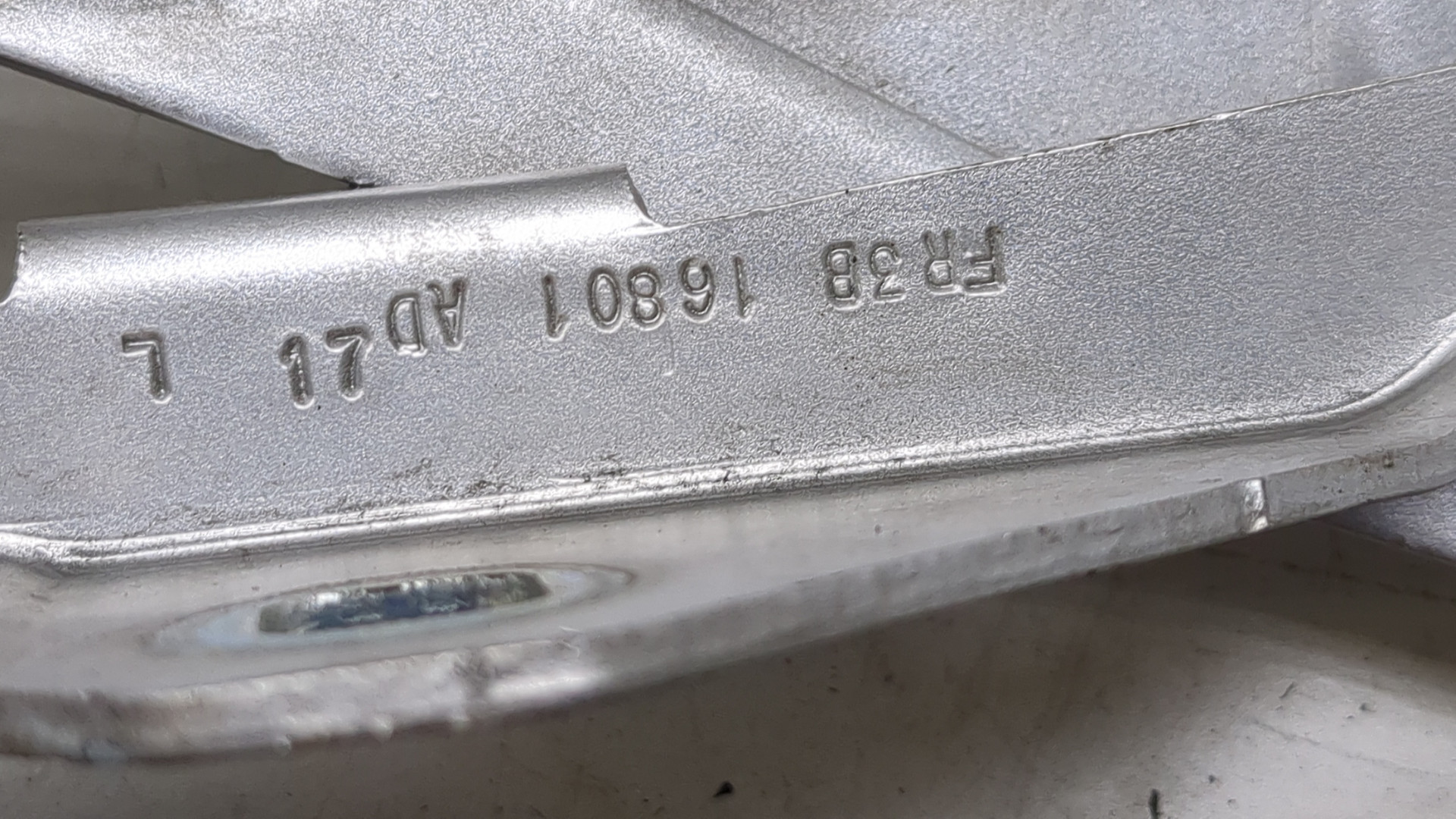 Петля капота левая