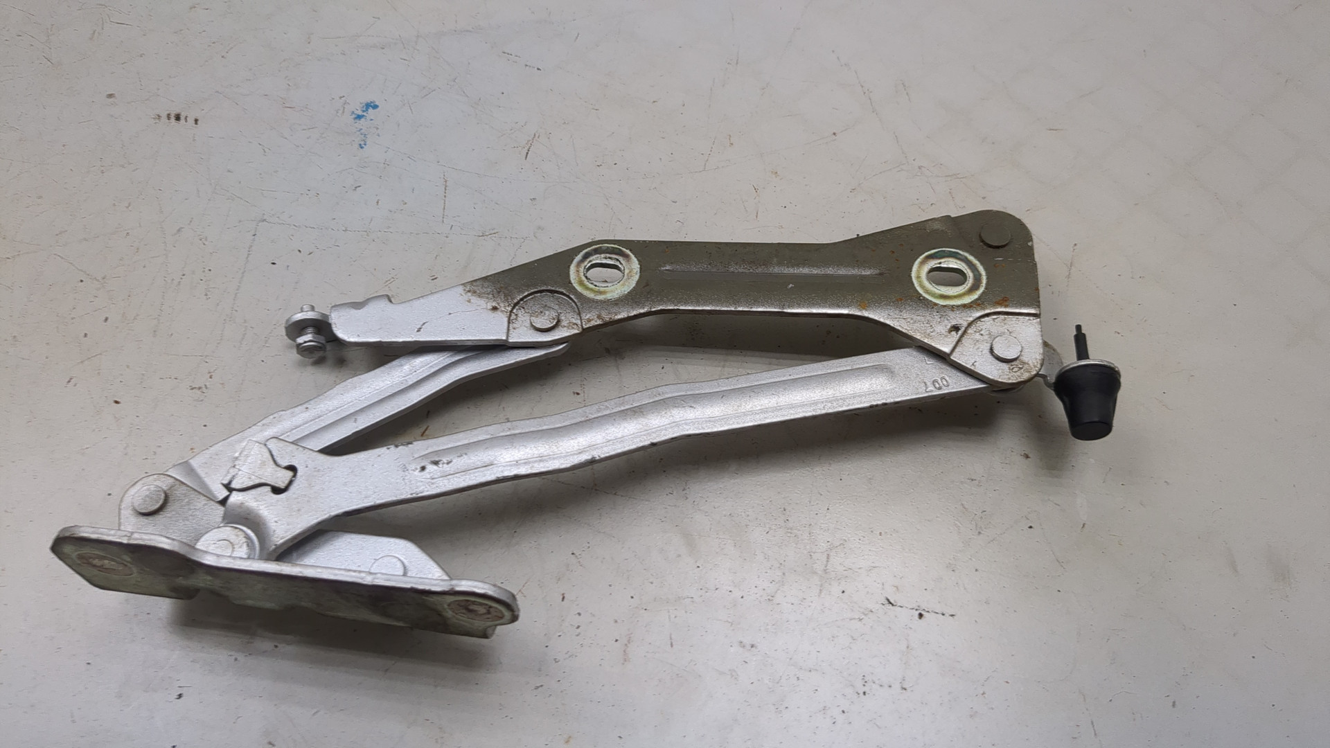 Петля капота левая