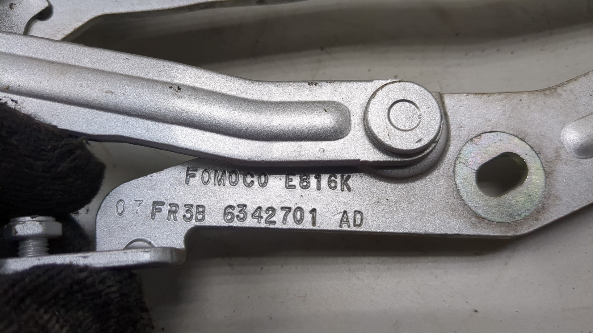 Петля капота левая