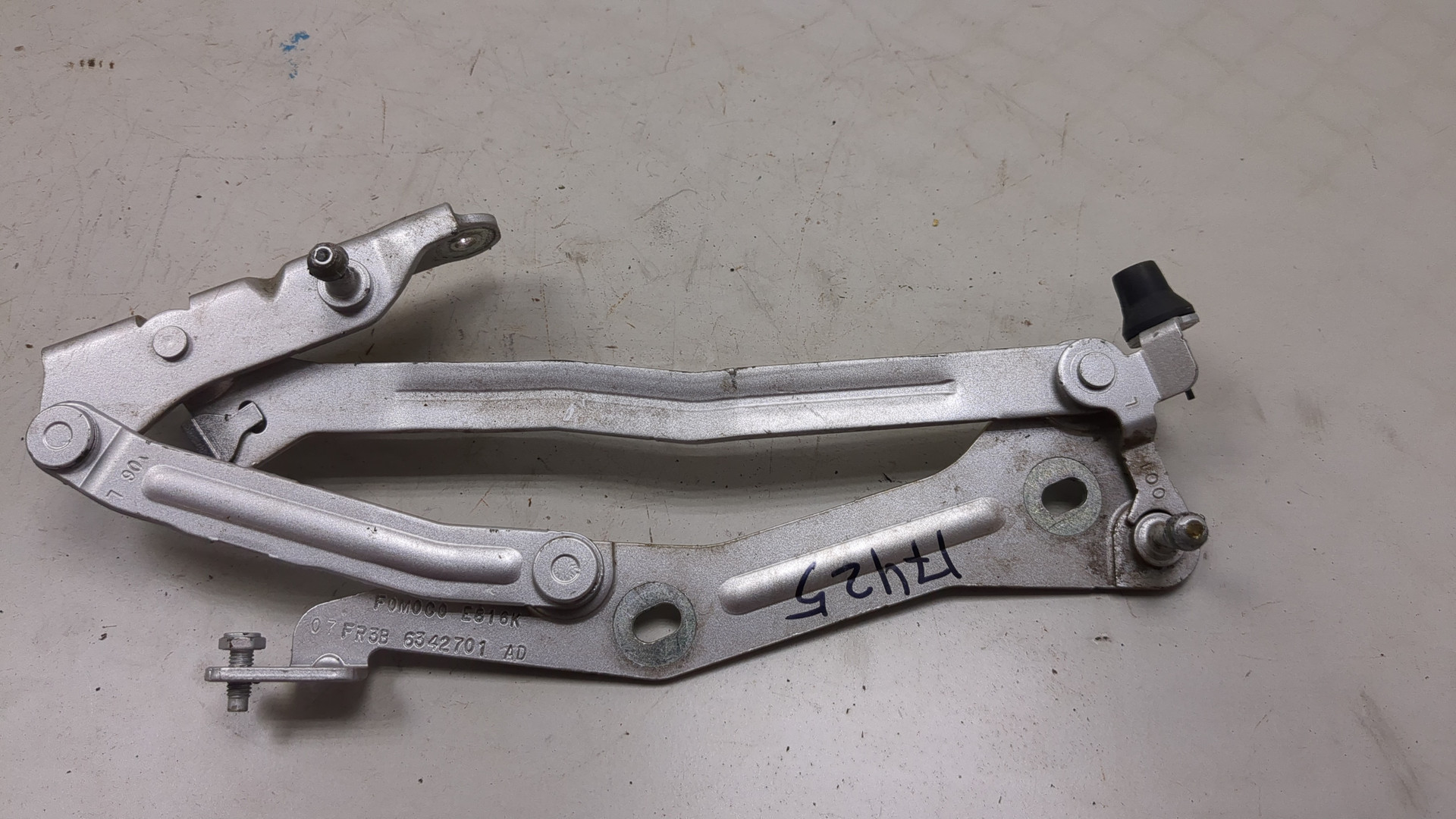 Петля капота левая