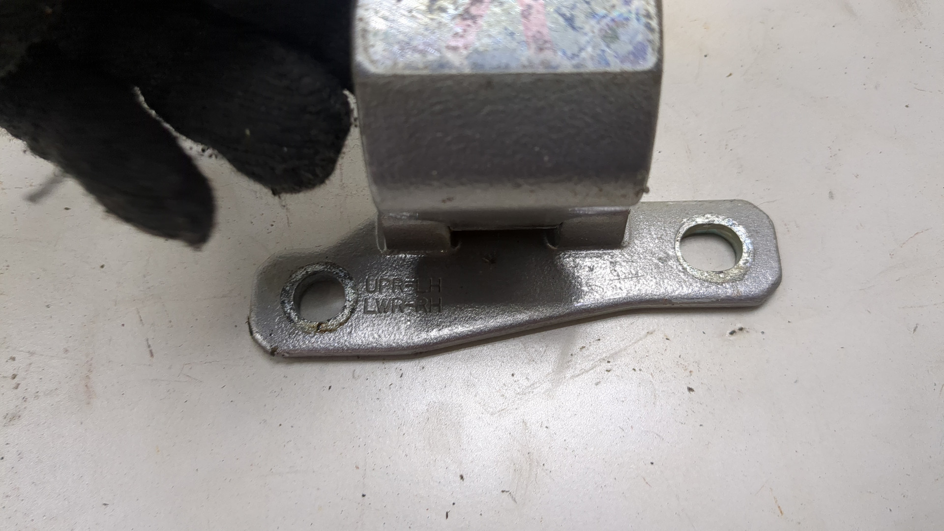 Петля двери