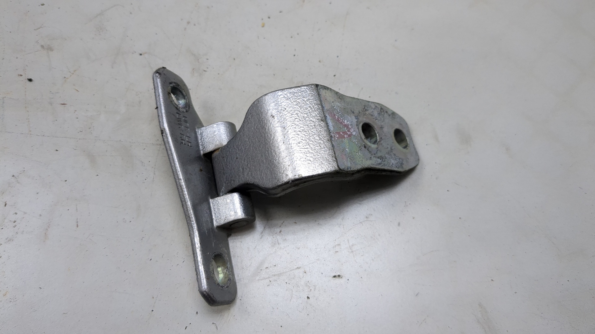 Петля двери