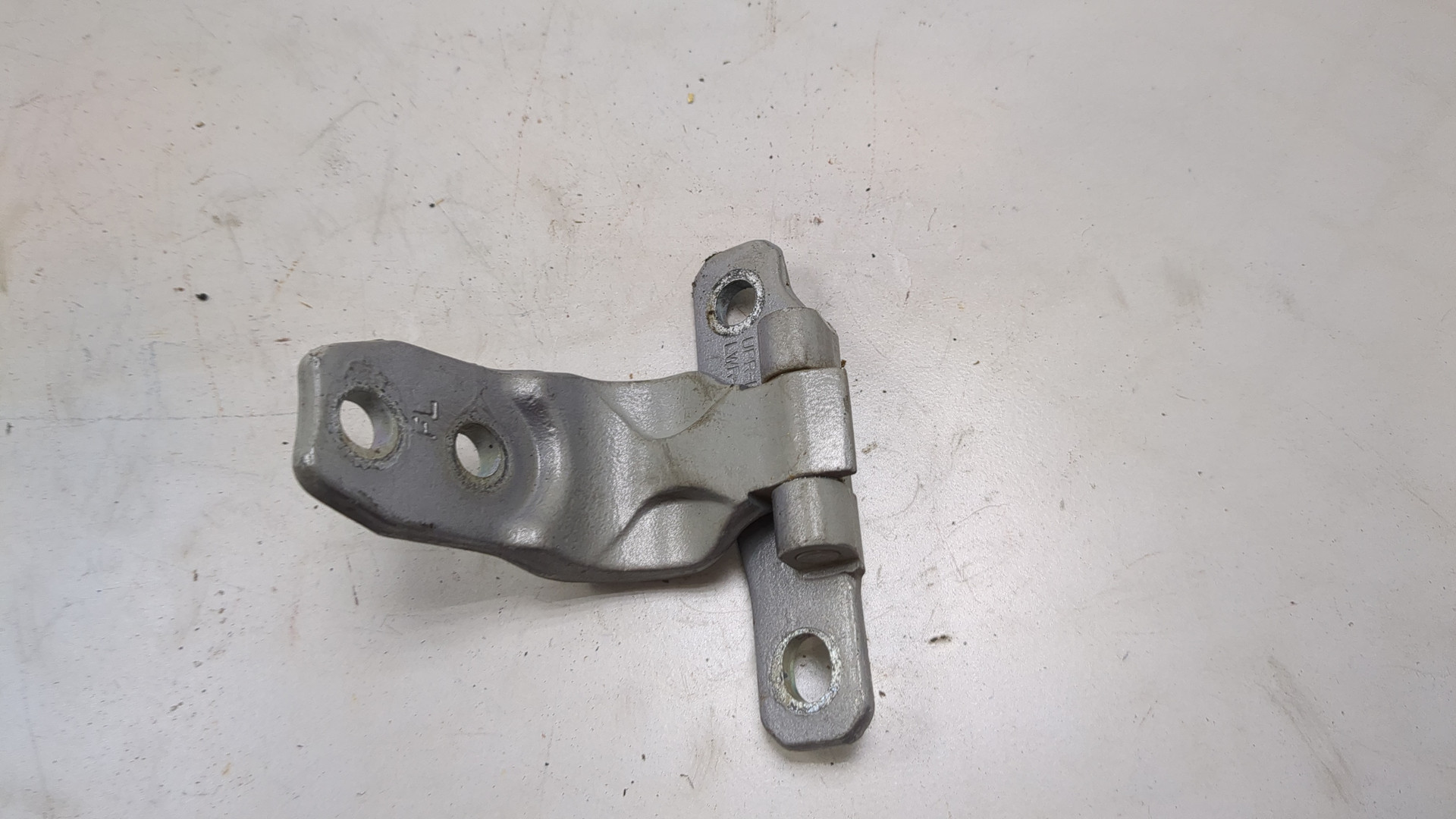 Петля двери