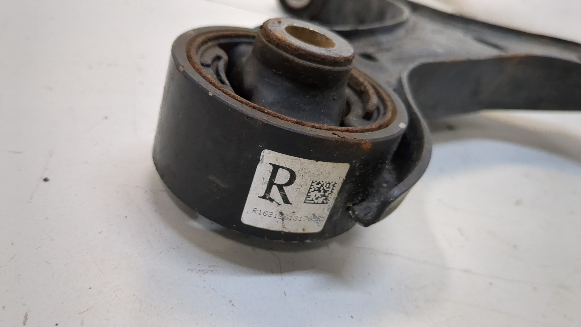 Рычаг передний правый