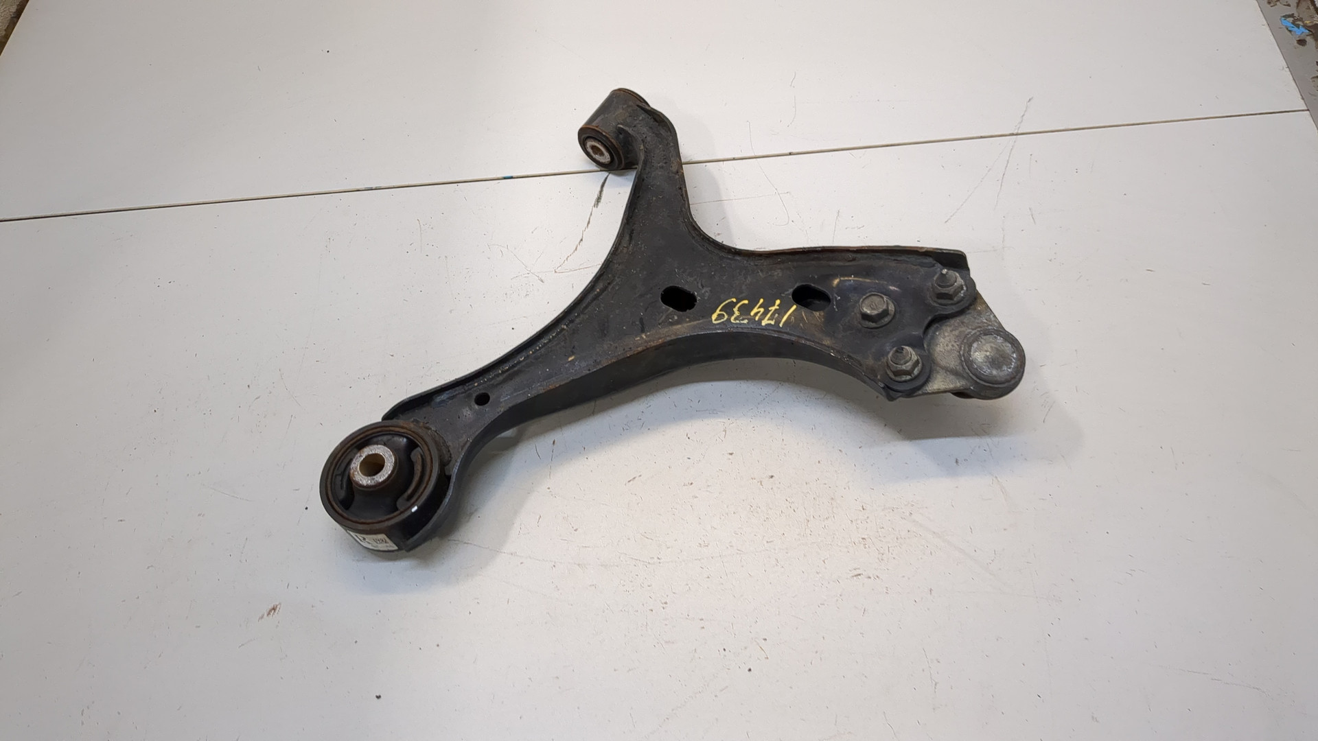 Рычаг передний правый