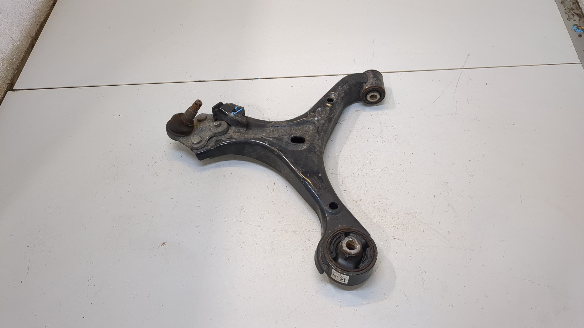 Рычаг передний правый