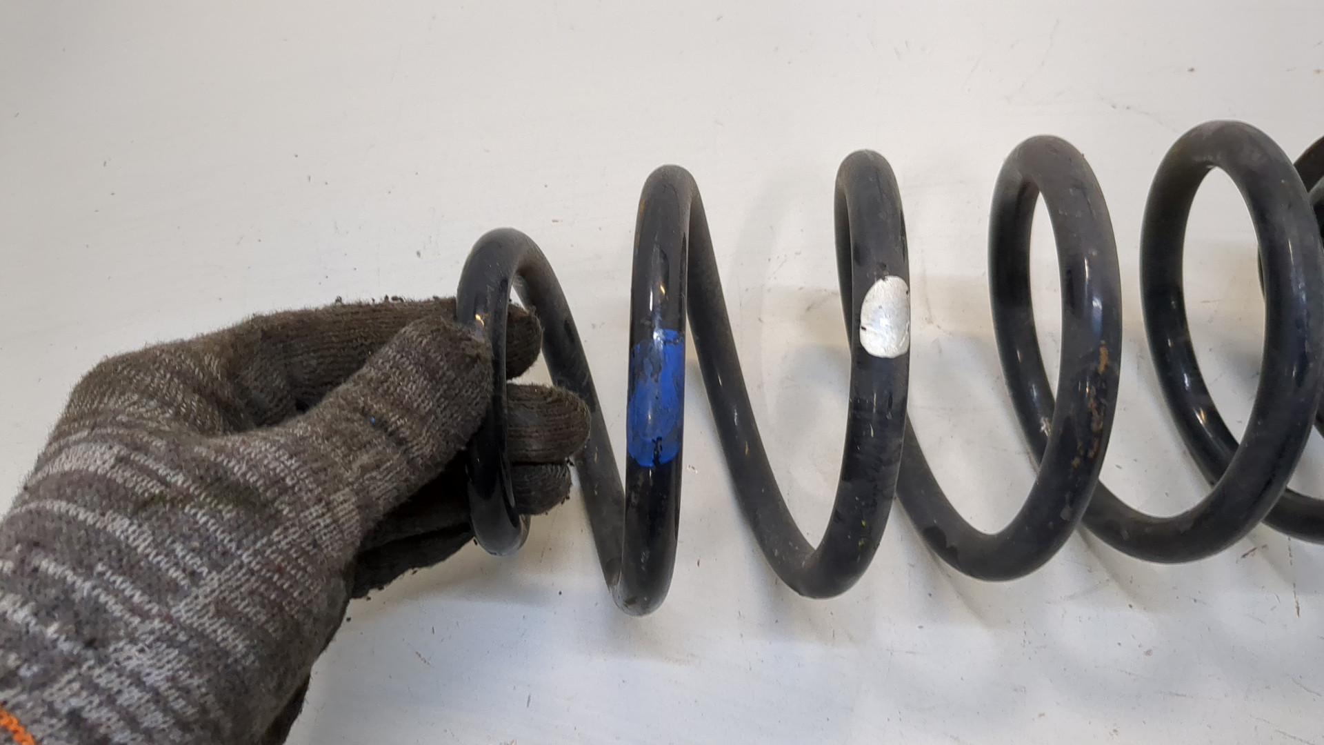 Пружина задняя