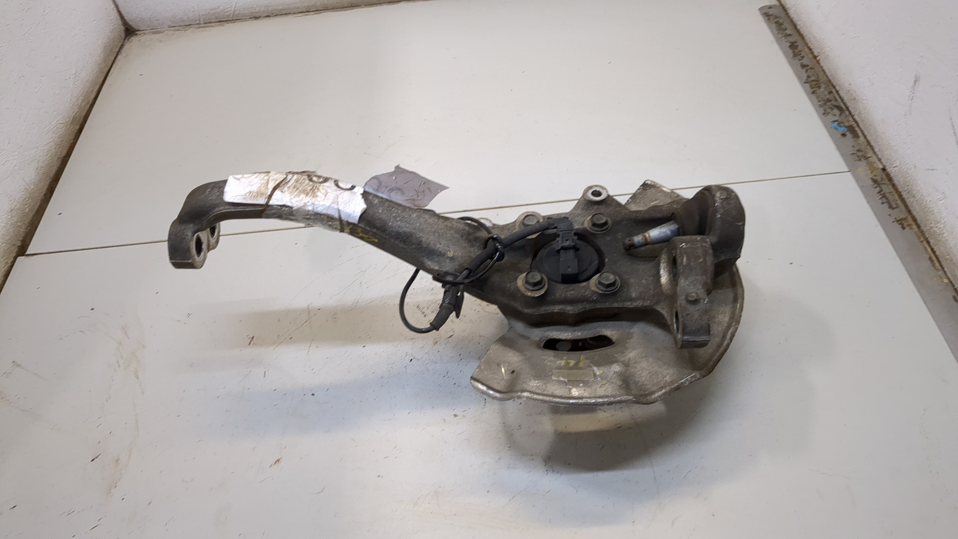 Кулак поворотный передний правый