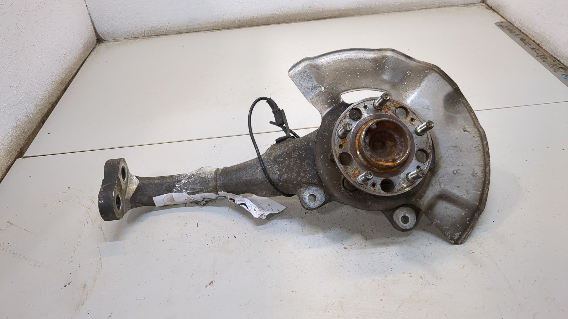 Кулак поворотный передний правый