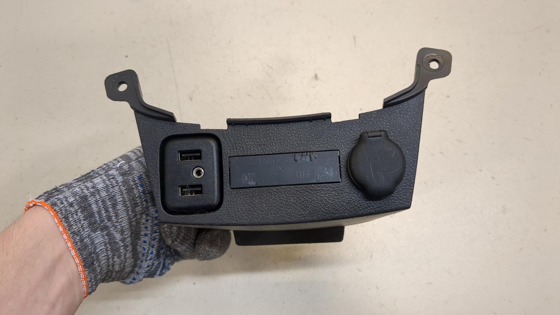 Гнездо AUX / USB IN