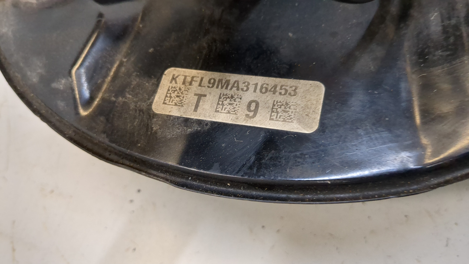 Кулак поворотный передний левый