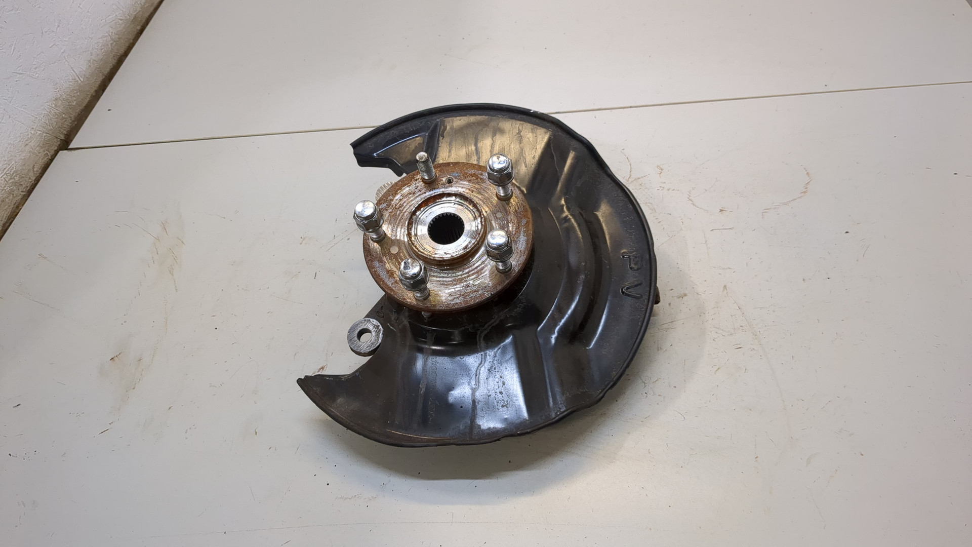 Кулак поворотный передний левый