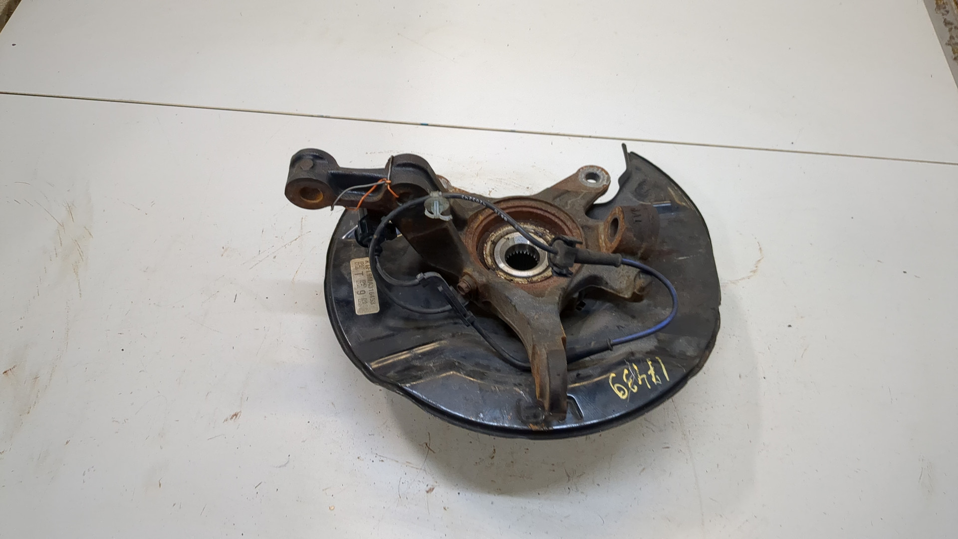 Кулак поворотный передний левый