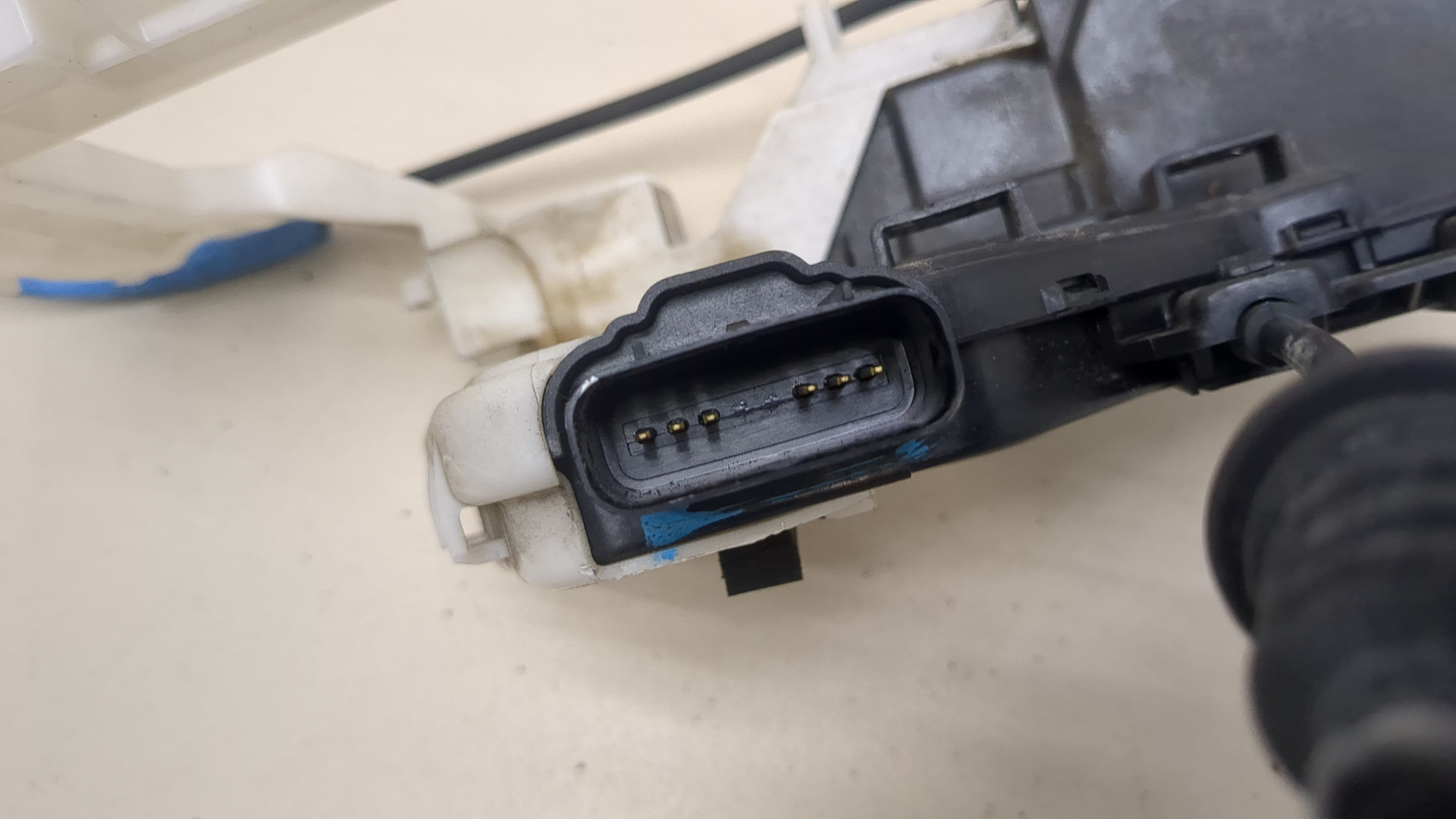 Замок двери передней левой