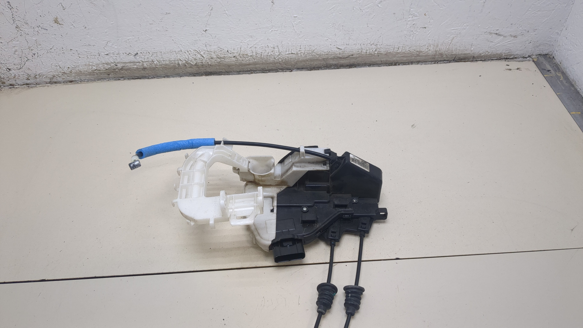 Замок двери передней левой