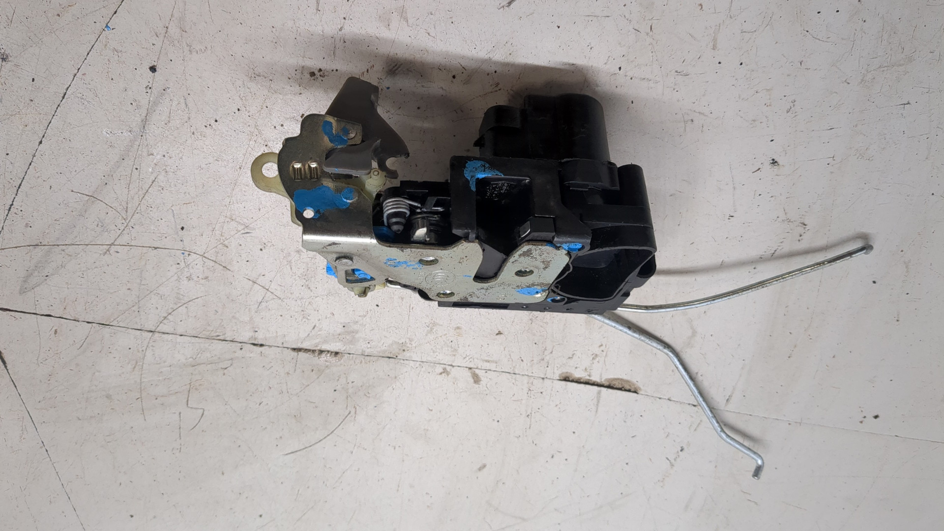 Замок двери передней правой