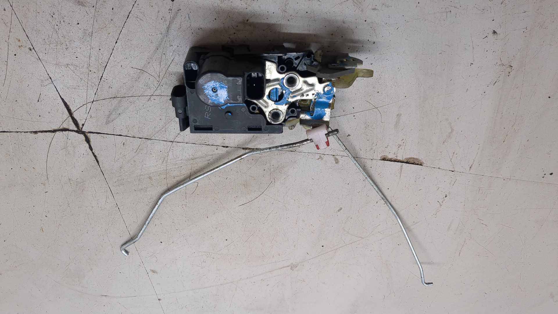 Замок двери передней правой