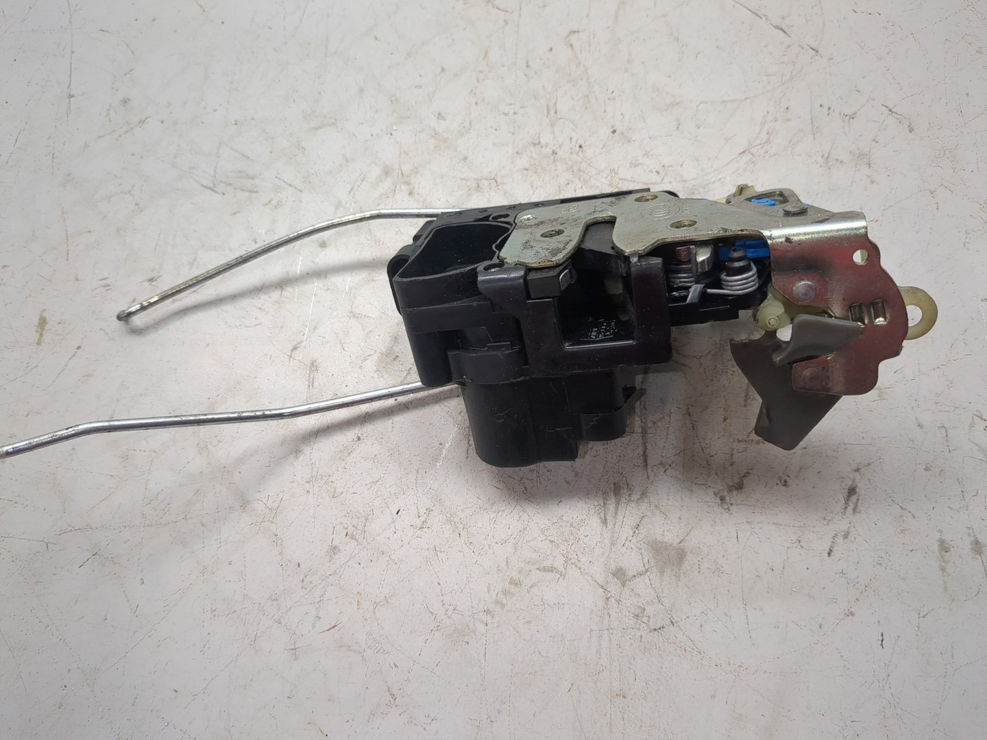 Замок двери передней правой