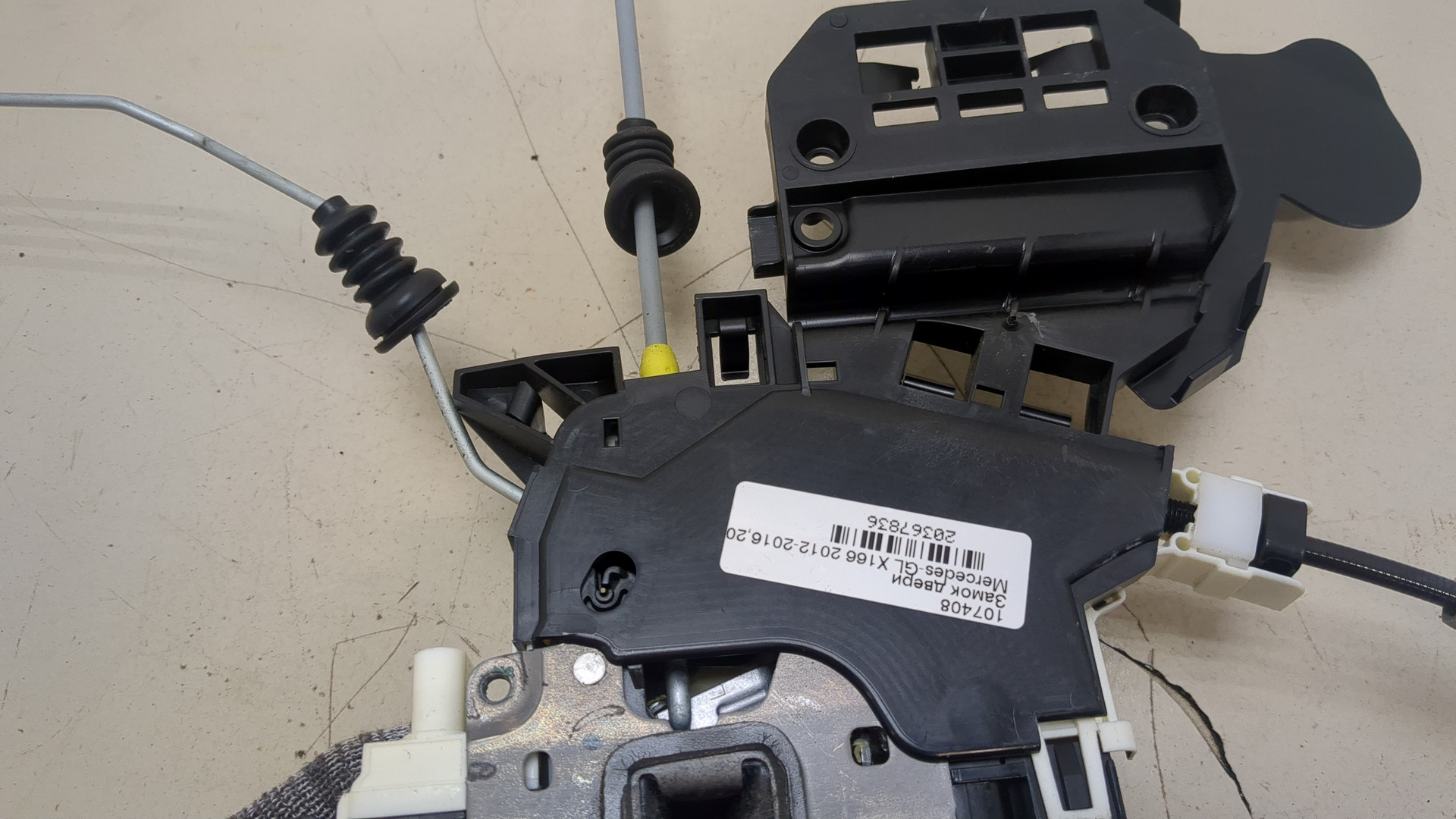 Замок двери передней левой