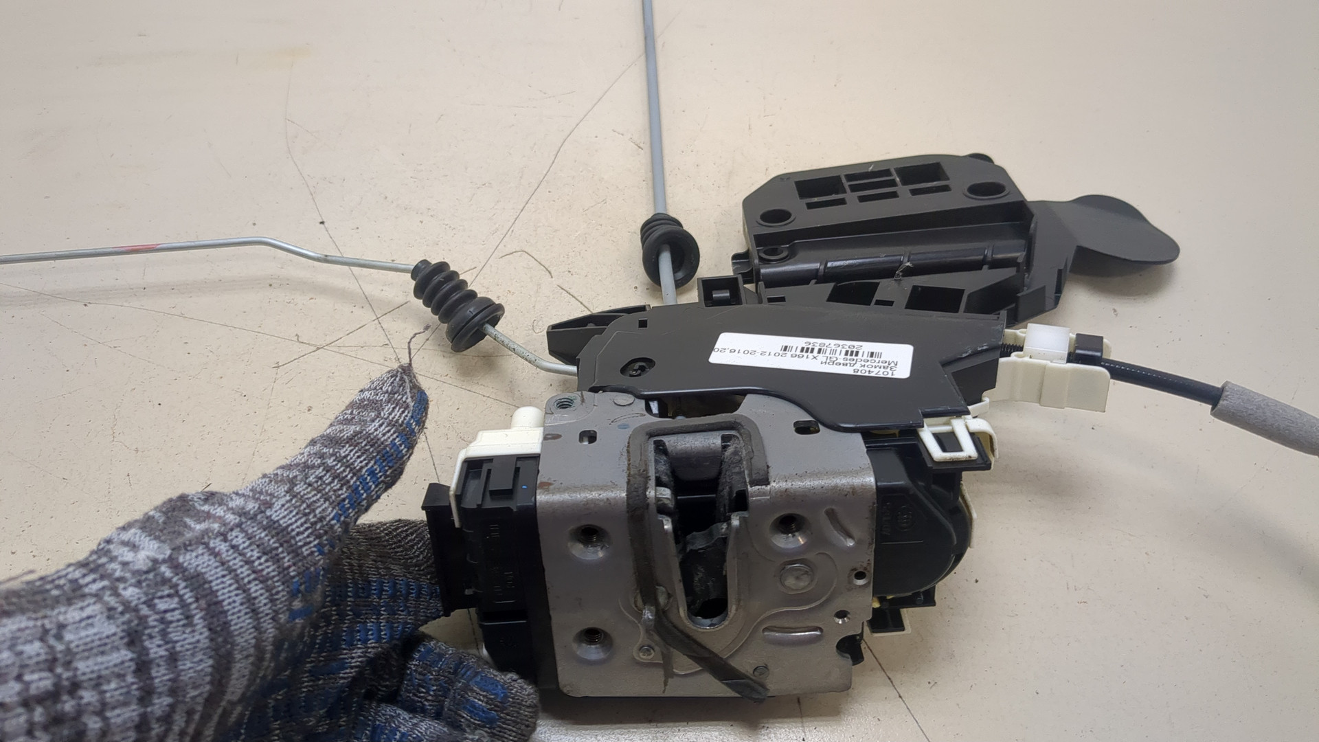 Замок двери передней левой