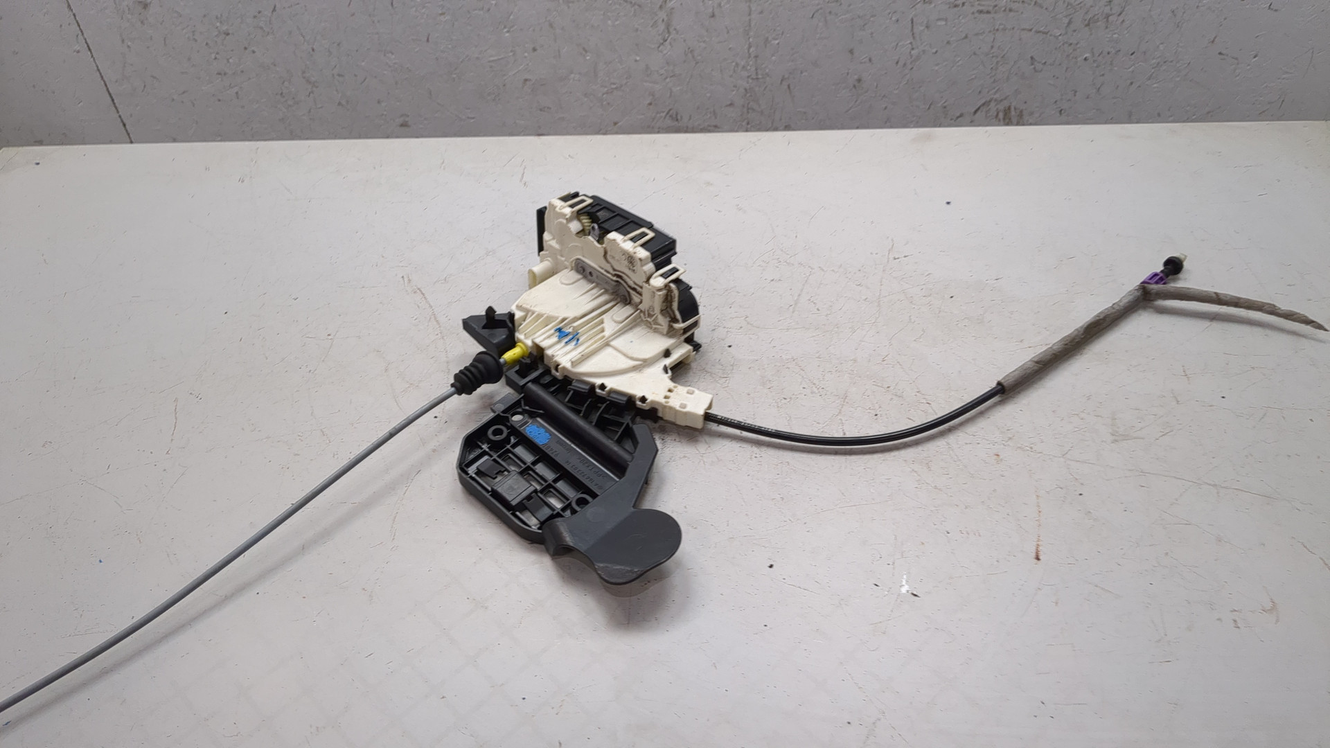 Замок двери передней левой