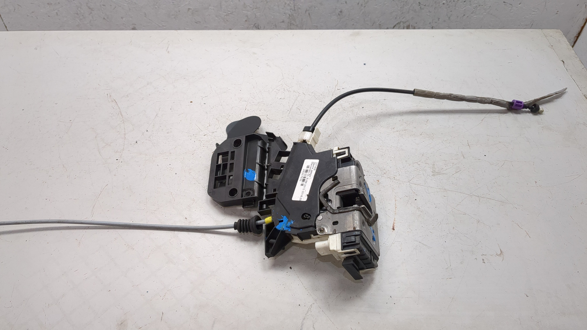 Замок двери передней левой