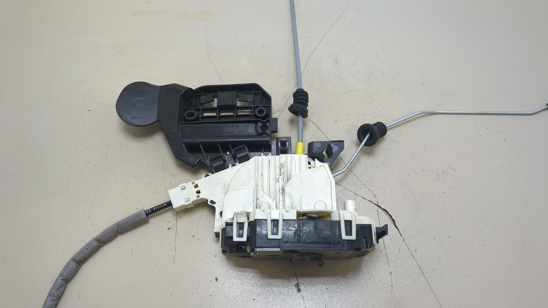 Замок двери передней левой