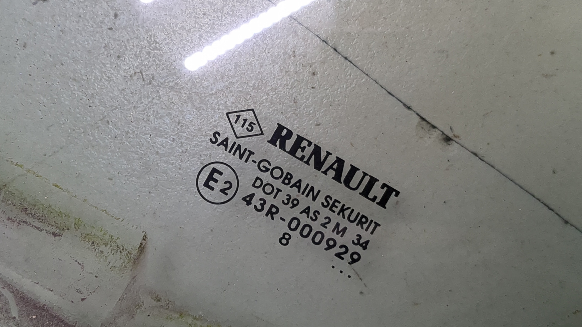 Стекло двери передней левой