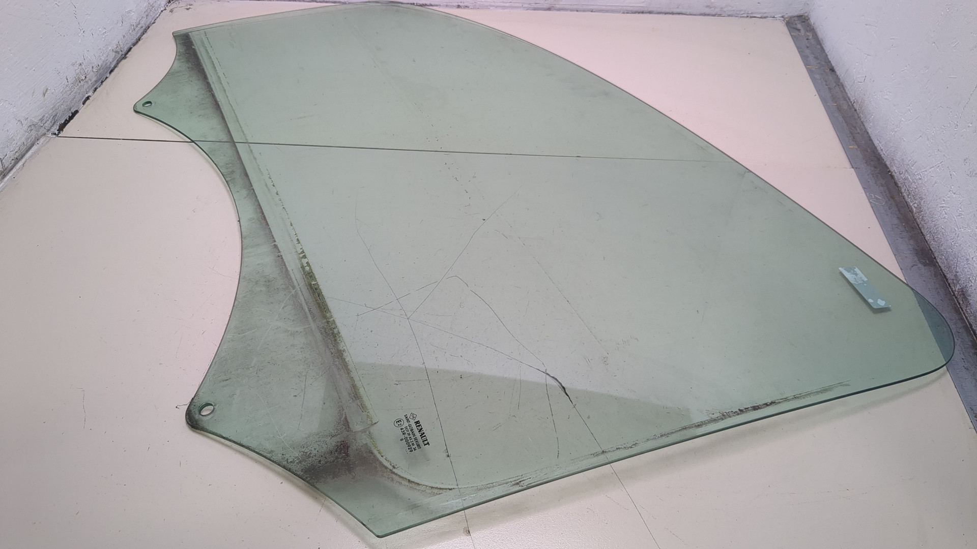 Стекло двери передней левой