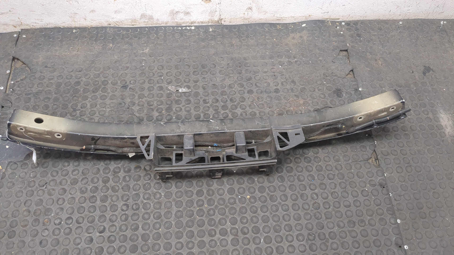 Усилитель переднего бампера