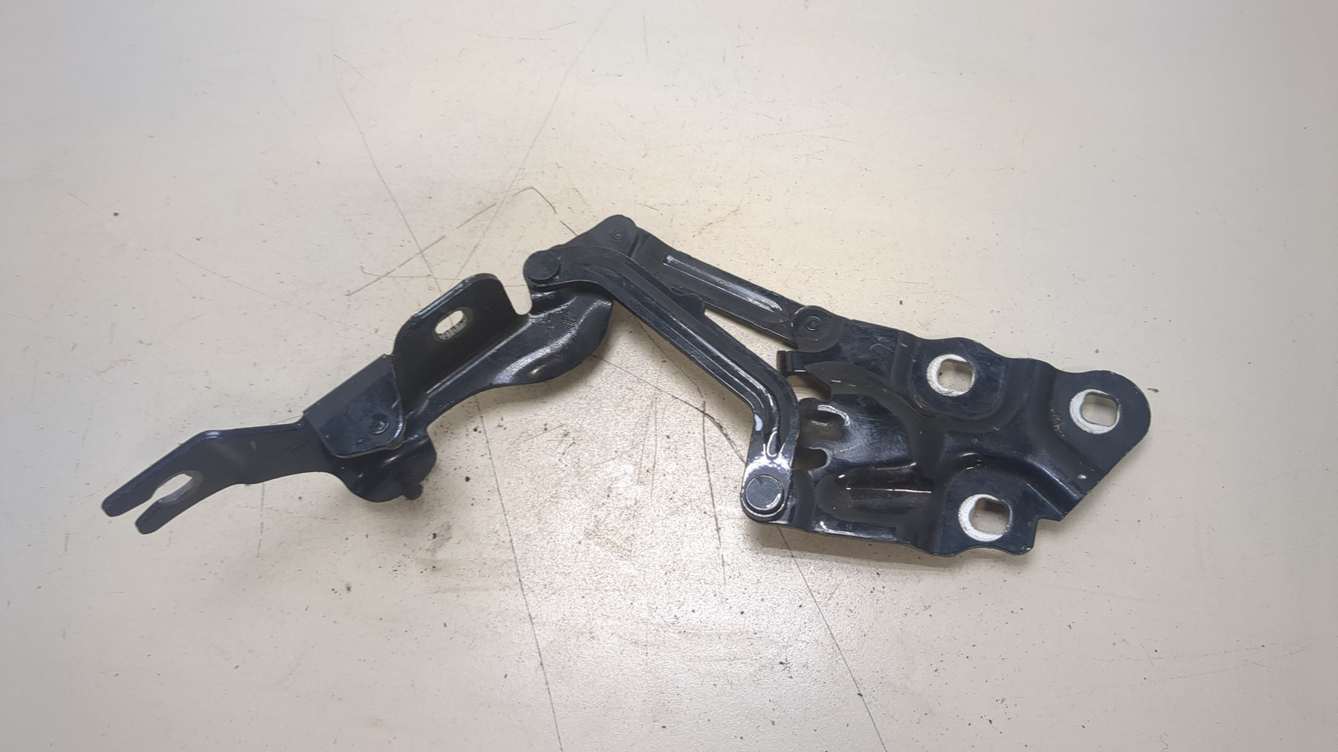 Петля капота правая