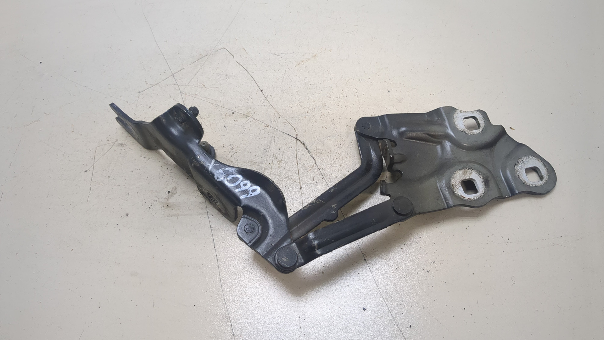 Петля капота правая