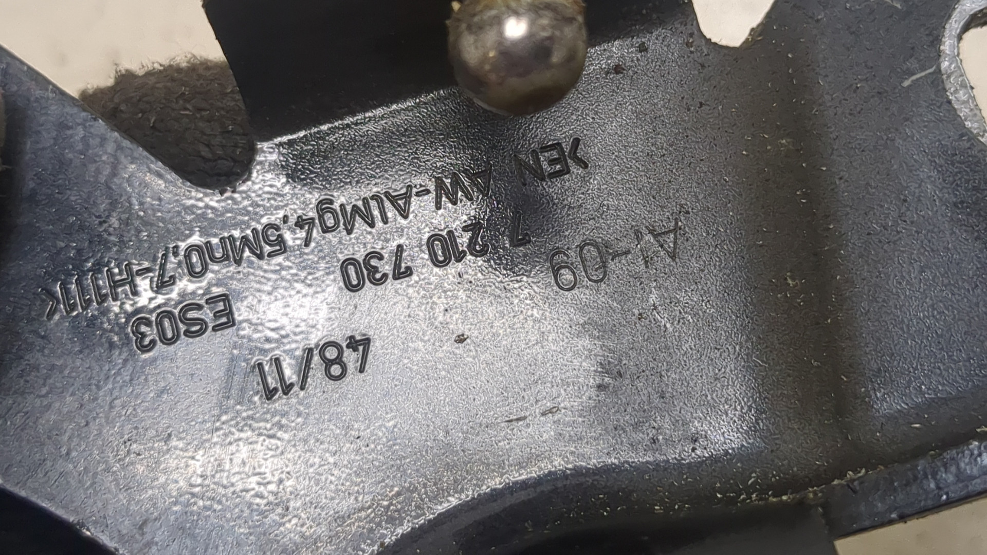 Петля капота правая