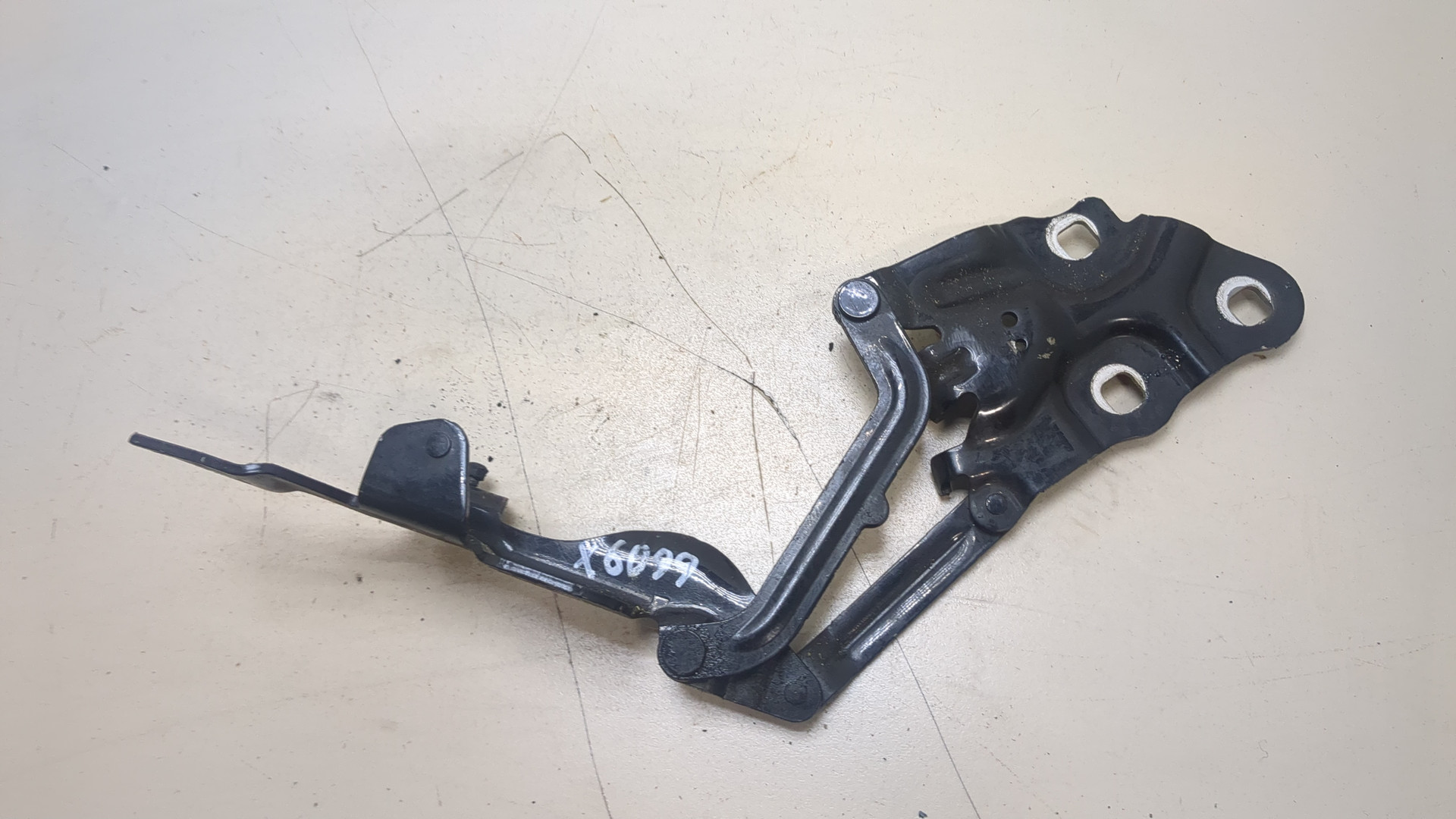 Петля капота левая