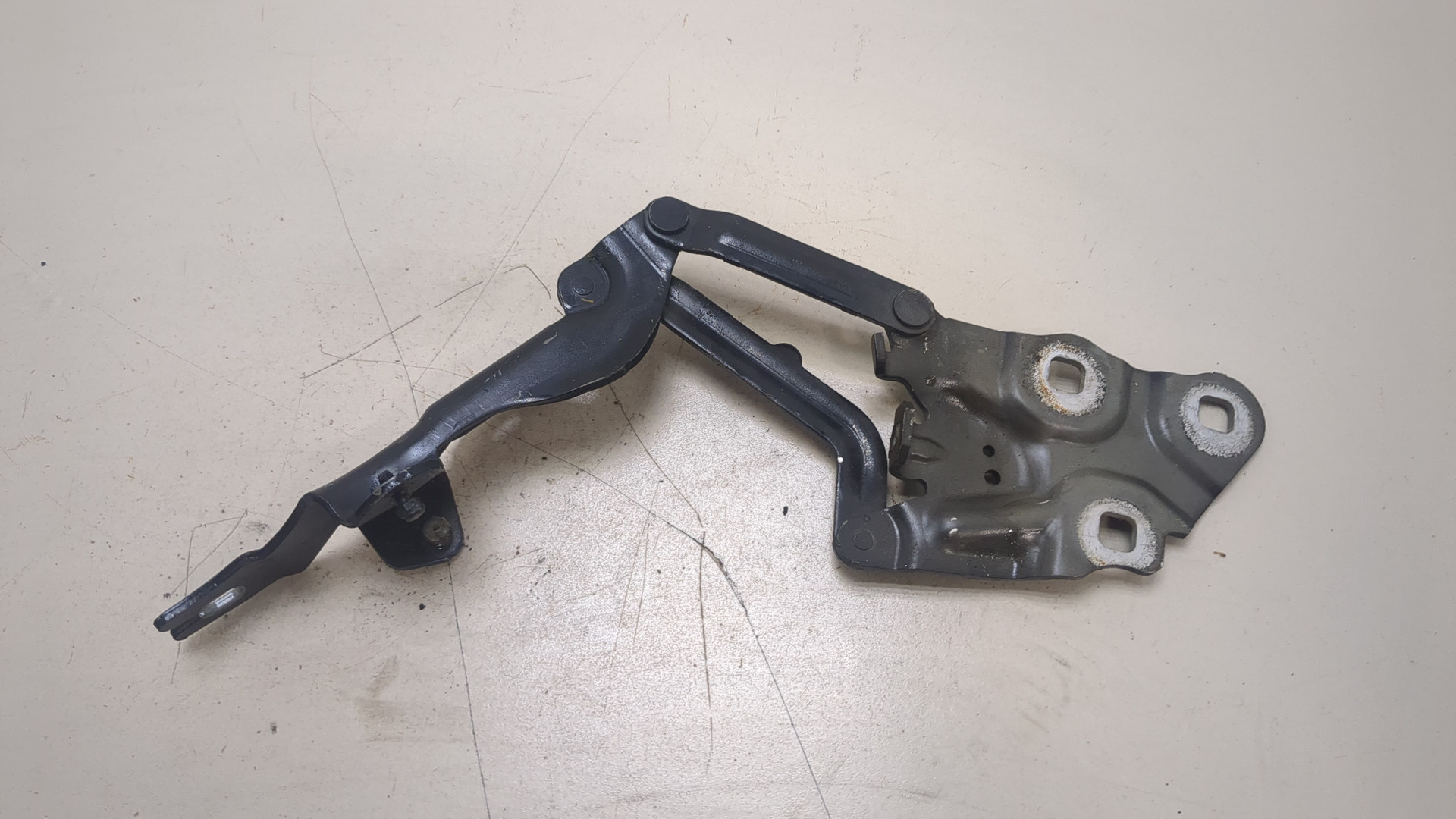 Петля капота левая