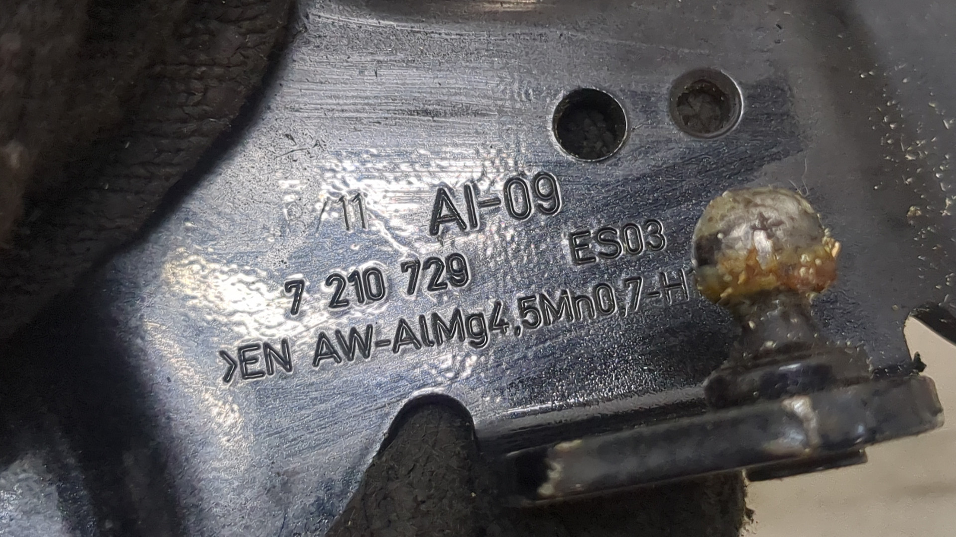 Петля капота левая