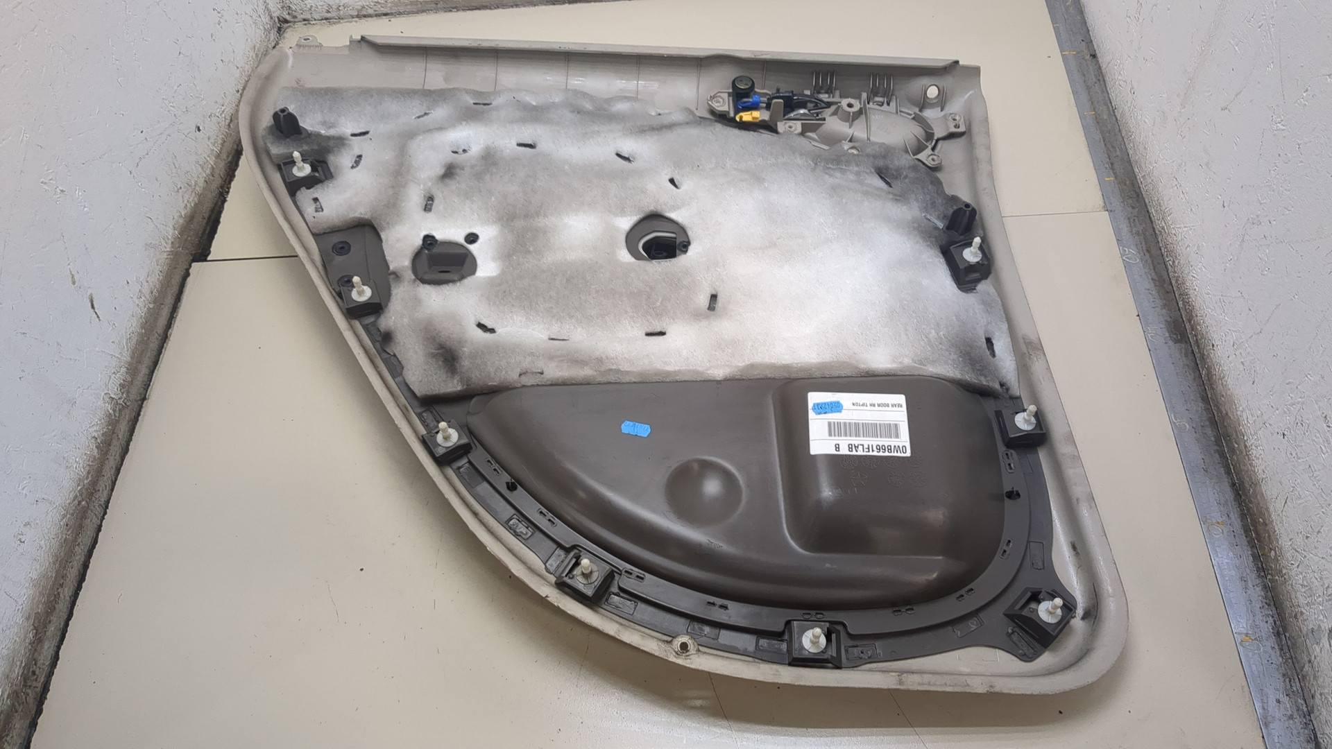 Обшивка двери задней правой