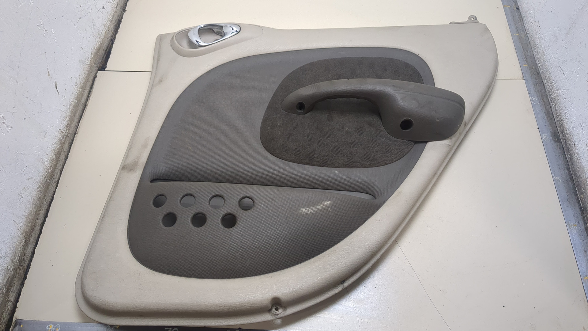 Обшивка двери задней правой