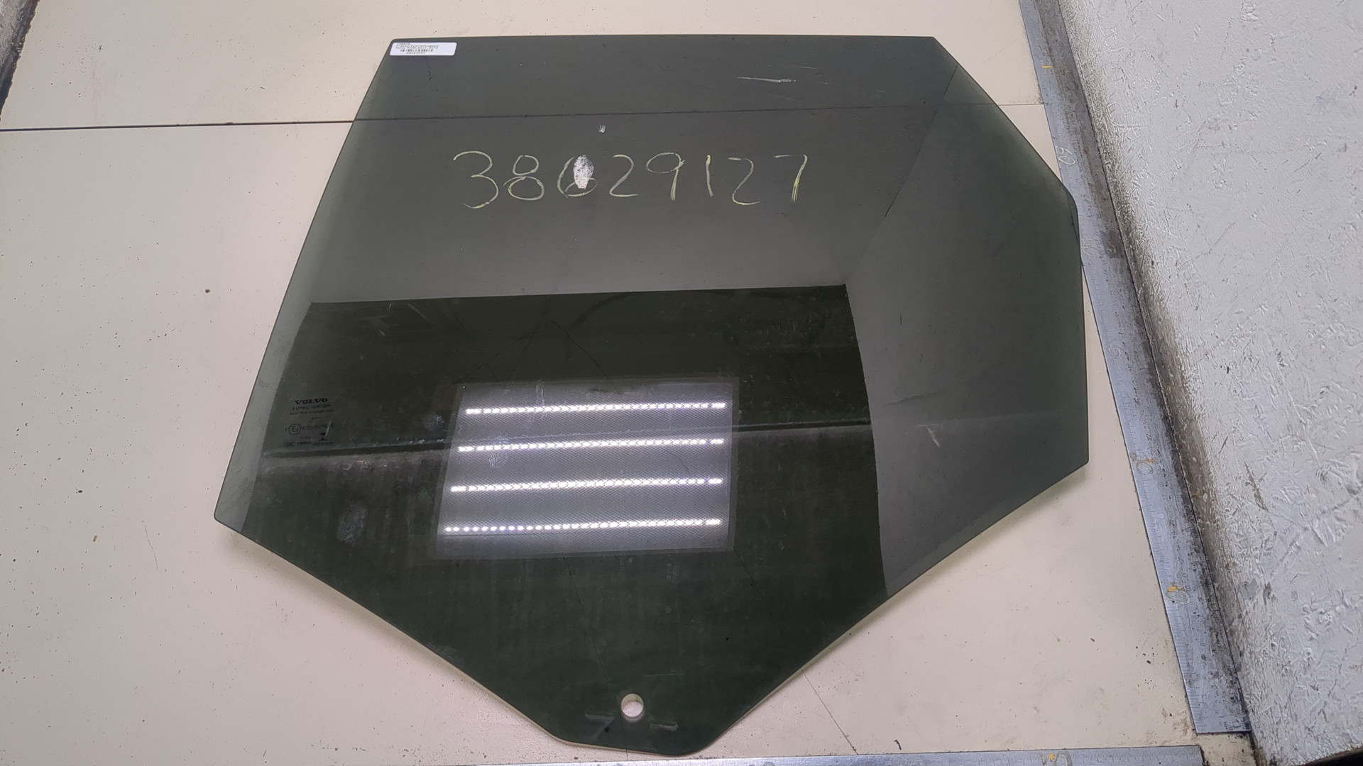 Стекло двери задней левой