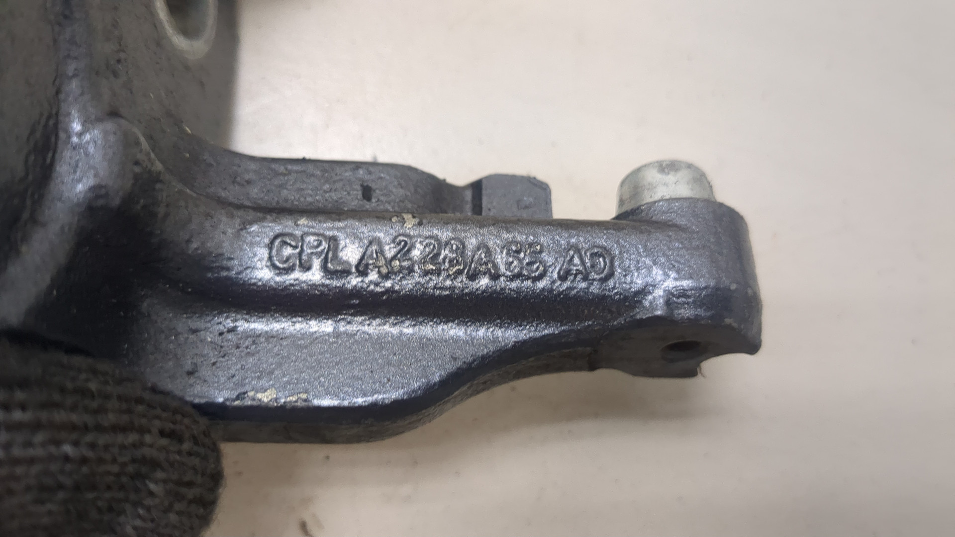 Петля двери