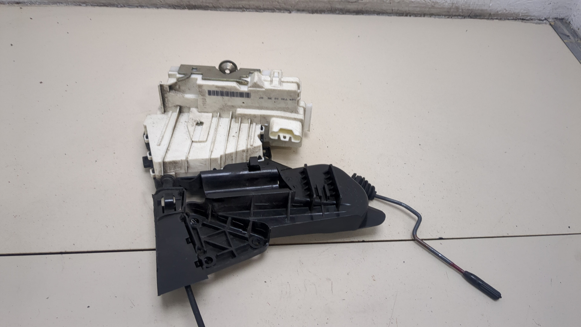 Замок двери задней правой