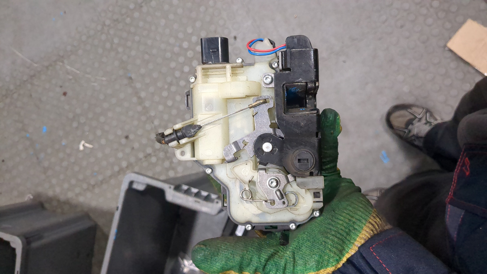 Замок двери задней левой