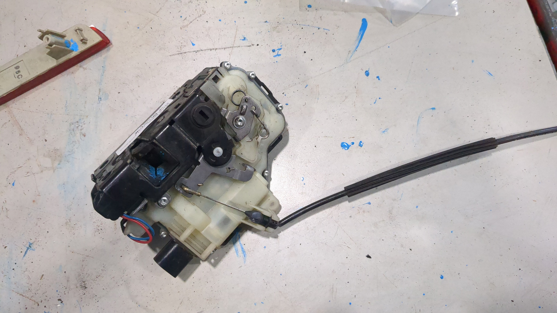 Замок двери задней левой