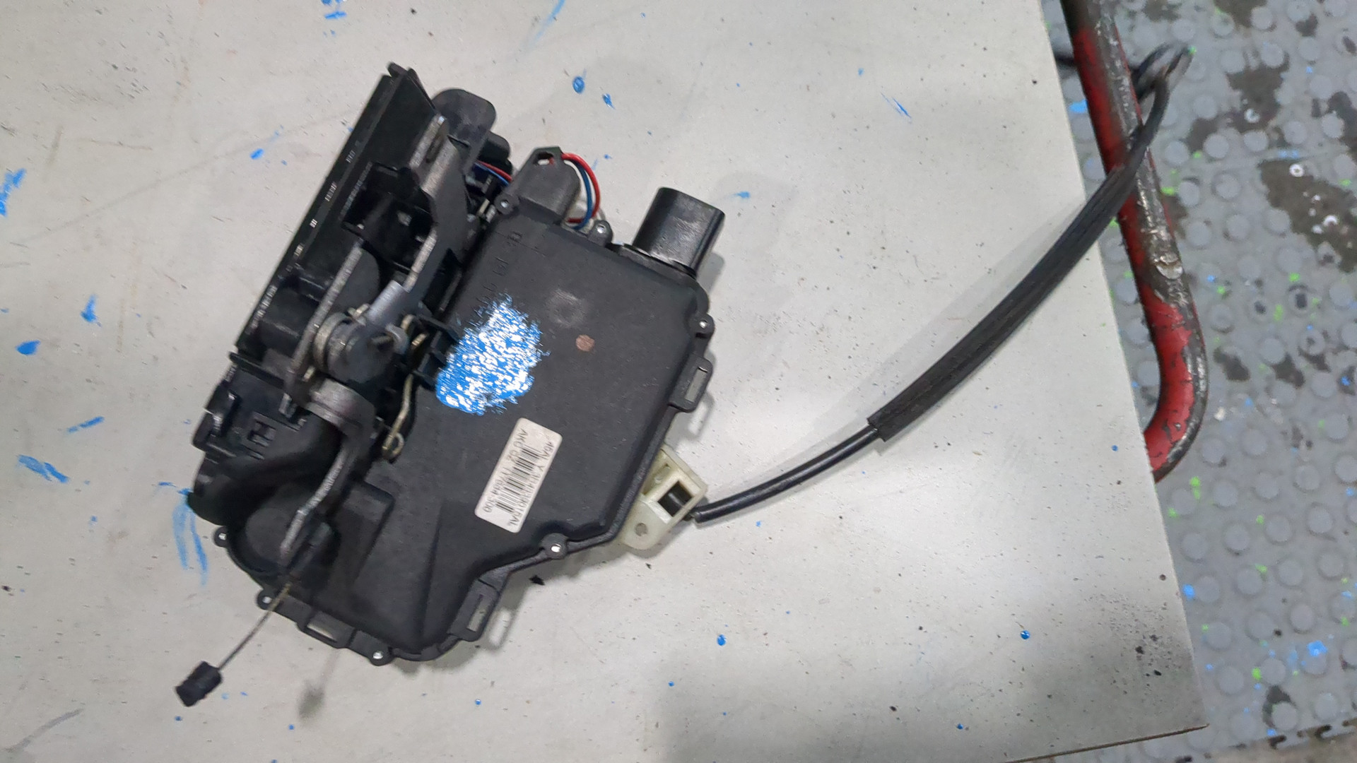 Замок двери задней левой