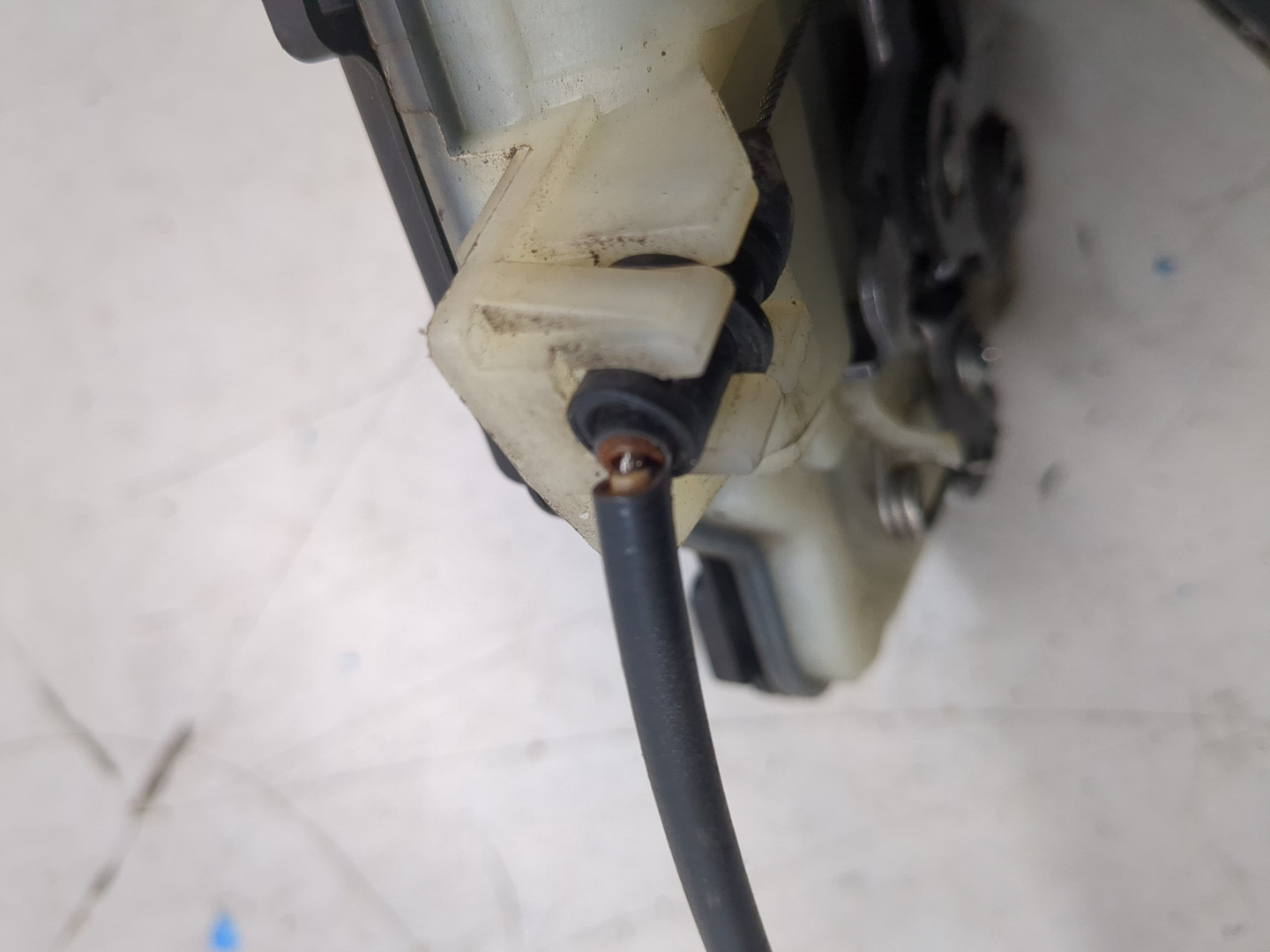 Замок двери задней левой