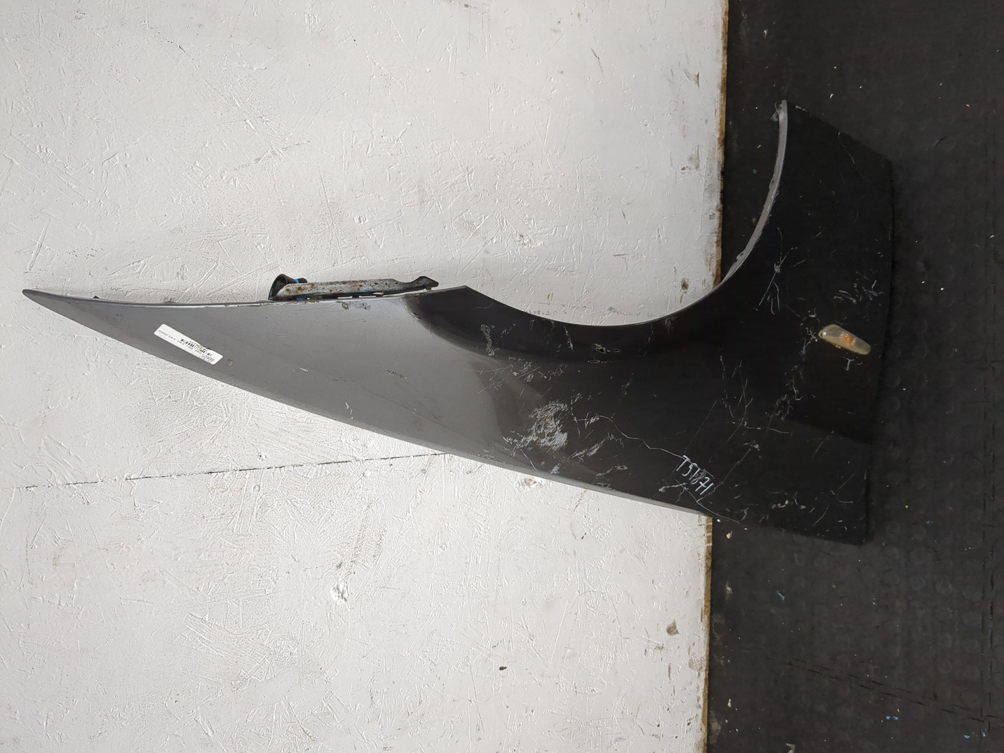 Крыло переднее правое