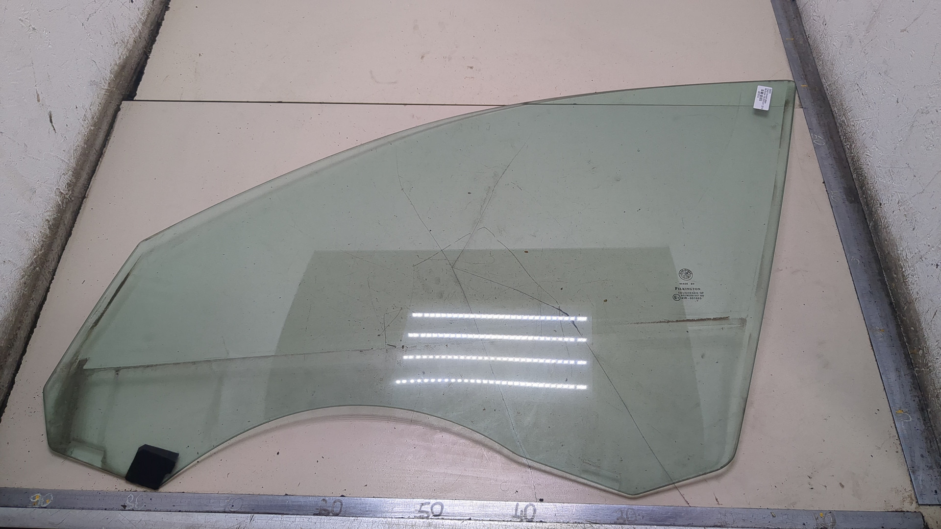 Стекло двери передней левой